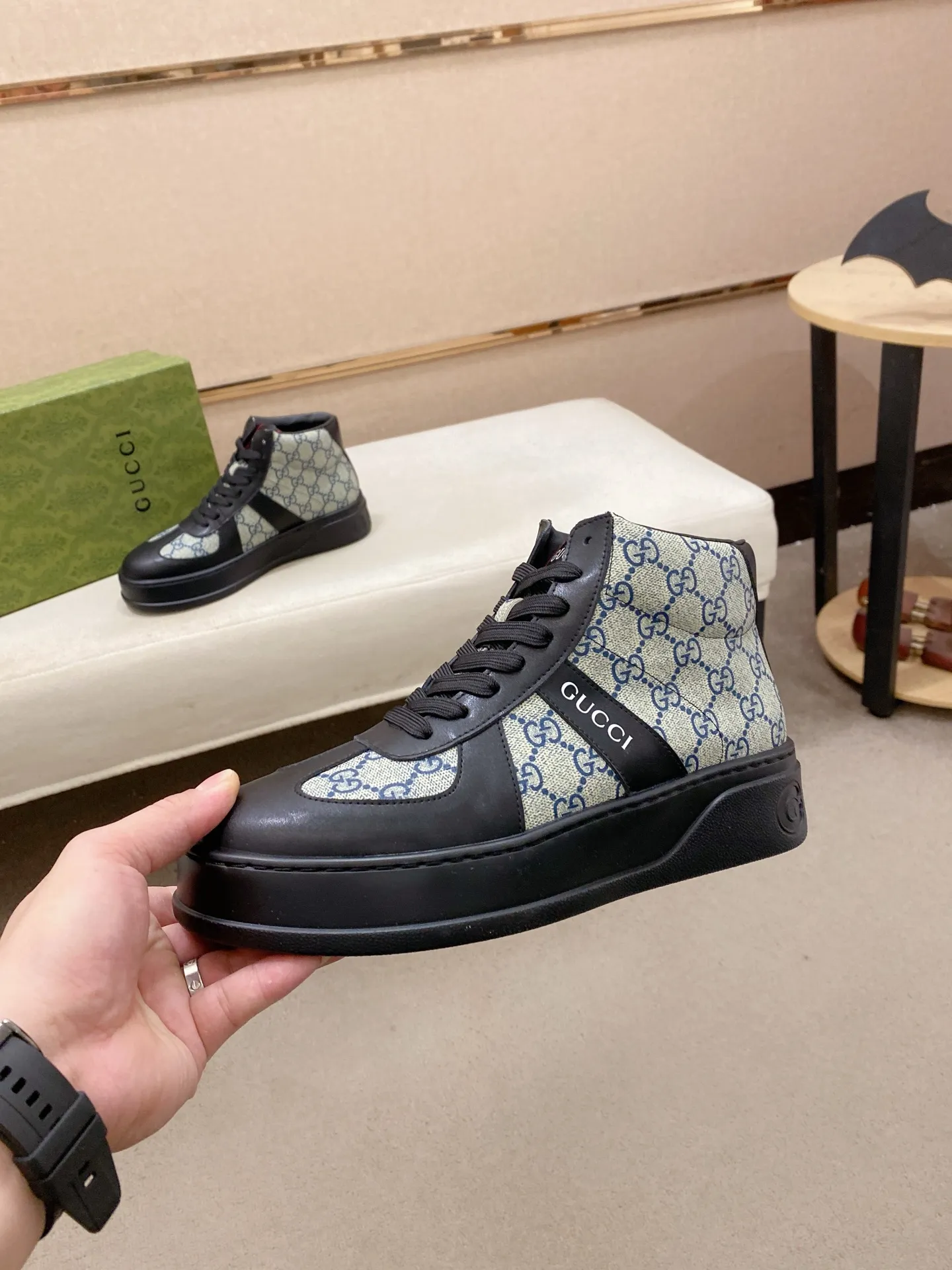Factory price: 442💰 (GUCCI) The latest model from the official website🎁🎁Casual and fashionable men's shoes👟, hot style💥The style is simple and elegant, exclusive for trendy men. Unique official website's latest brand elements👑original Gucci decoration, fashionable and generous, the fabric is original cowhide ✅sheepskin lining, the official website specifies wear-resistant casual outsole, the classic model is taken in kind at the counter🎬38-44 (can be customized for 45 non-refundable)
